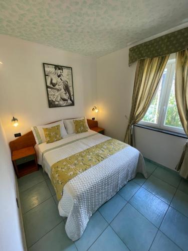 una camera da letto con un letto e una grande finestra di Villa Anna Sorgeto a Ischia