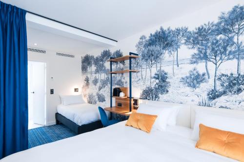En eller flere senge i et værelse på Hôtel Bleu de Grenelle