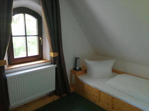 Ένα ή περισσότερα κρεβάτια σε δωμάτιο στο Ferienhaus Mutter Anna's Refugium