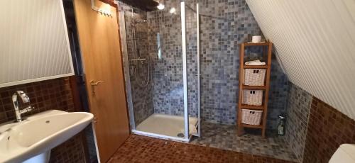 a bathroom with a shower and a sink at Kapitän Hansen Haus- Obergeschoss in Oldsum