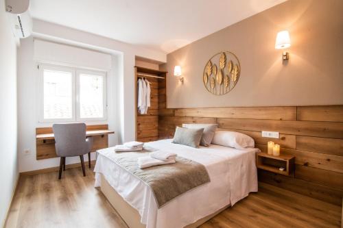 A bed or beds in a room at tuGuest S. Jerónimo Apartment