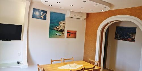 Televisyen dan/atau pusat hiburan di Apartments Bošković