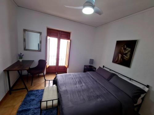 1 dormitorio con cama, mesa y escritorio en EL KARMELET, en Jalón