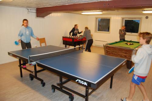 a group of people playing a game of ping pong at Camp Sjusjøen in Mesnali