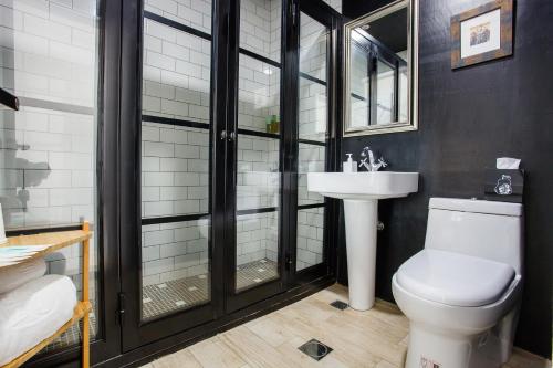Un baño de 4 Design Inn