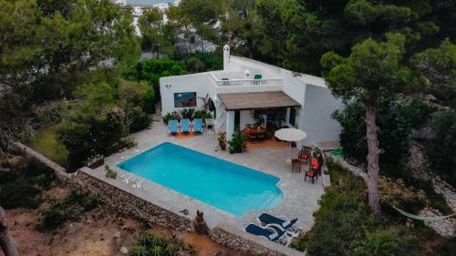 an overhead view of a house with a swimming pool at Villa en Cala Morell con piscina privada en el bosque in Cala Morell