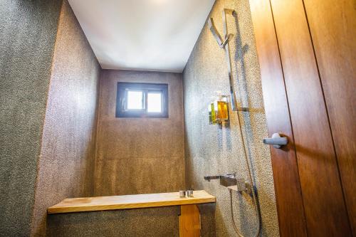 Un baño de 4 Design Inn