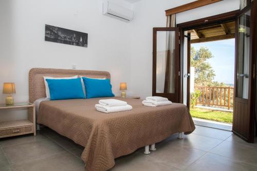 Un pat sau paturi într-o cameră la Villa Aloni in Triopetra