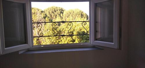 塞里尼昂的住宿－Plénitude，开放式窗户,享有树林美景
