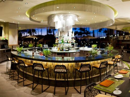 威雷亞的住宿－毛伊島凱拉尼費爾蒙酒店，餐厅内的酒吧配有桌椅