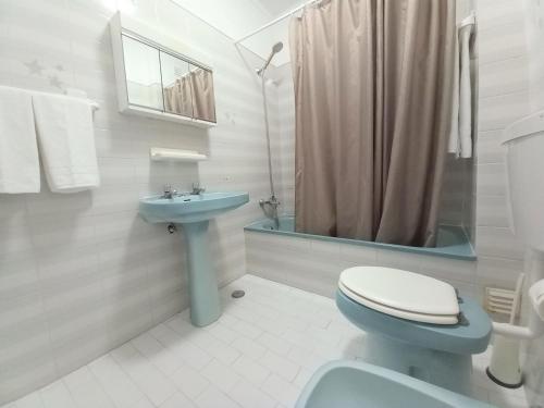 ヴィラモウラにあるSol Nascente- Piscina, Wifi, Familiarのバスルーム(トイレ、洗面台、シャワー付)