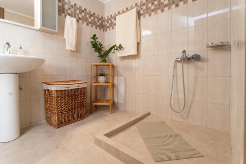 ein Bad mit einer Dusche und einem Waschbecken in der Unterkunft La Casa Cottage in Chania
