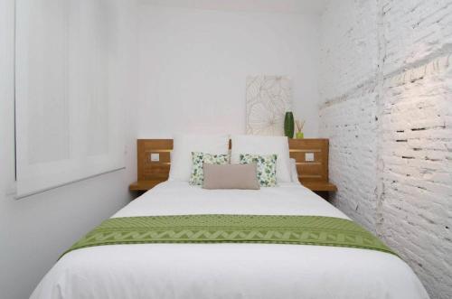 Tempat tidur dalam kamar di BNBHolder Charming & Stylish II CHUECA