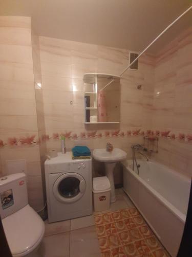 アクサイにあるApartment on Suvorovaのバスルーム(トイレ、洗面台、洗濯機付)