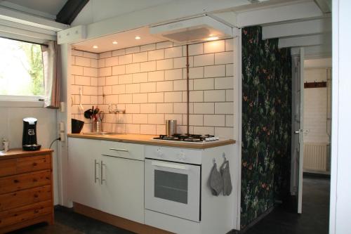 una cucina con piano cottura e piano di lavoro di Rekerlanden 14 a Schoorldam