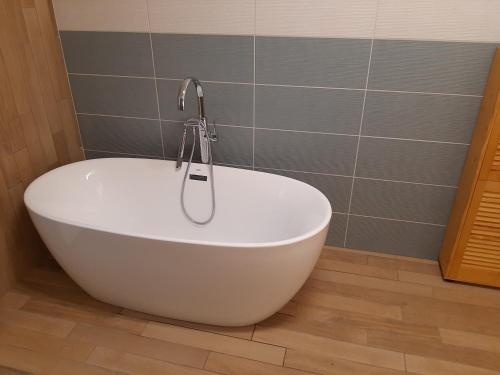 Admiral Apartman Makó 6900 Makó, Makovecz tér 2/A kép - 3