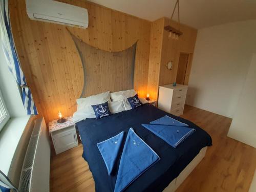 Postel nebo postele na pokoji v ubytování Admiral Apartman Makó