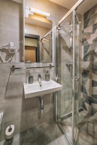 Un baño de TIMEOUT City Hotel