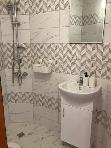 Ванна кімната в Guest House Ofilovi