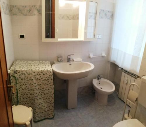 een badkamer met een wastafel en een toilet bij Maison Dory in Pescara