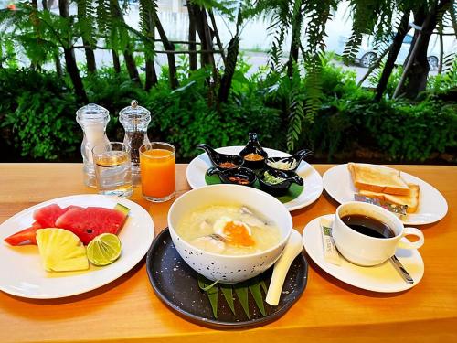 a table with a bowl of soup and a cup of coffee at The Gold Living Life in Thung Song