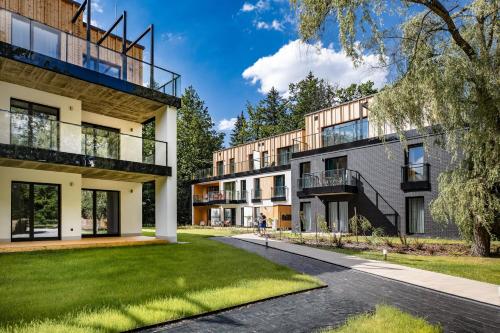 een uitzicht op een gebouw met een tuin bij Enklawa Białowieska Forest & Spa in Hajnówka