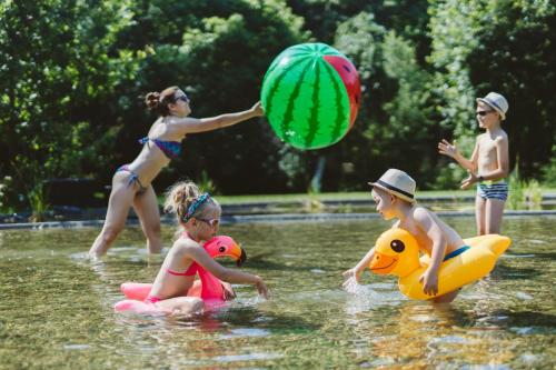 a group of children playing in the water at Enklawa Białowieska Forest & Spa in Hajnówka