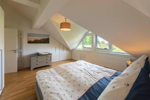 Un dormitorio con una cama grande en un ático. en Strandkrabbe, en Hohwacht