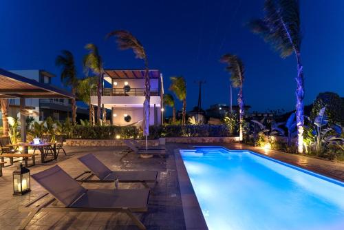 Πισίνα στο ή κοντά στο Palmeral Luxury Suites