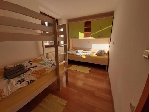 Katil dua tingkat atau katil-katil dua tingkat dalam bilik di Apartma Teloh