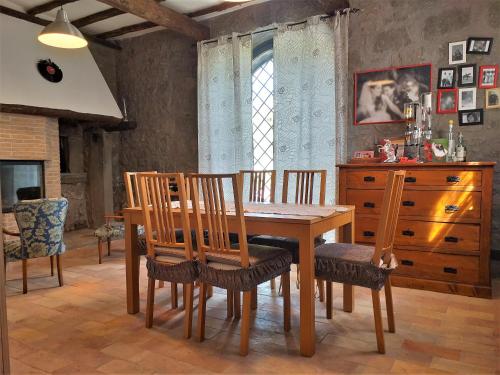 ein Esszimmer mit einem Holztisch und Stühlen in der Unterkunft Casa Tosca in Montefiascone