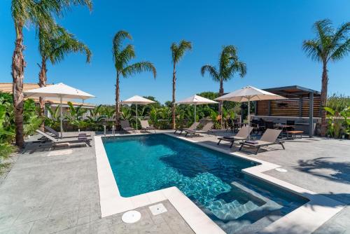 Πισίνα στο ή κοντά στο Palmeral Luxury Suites