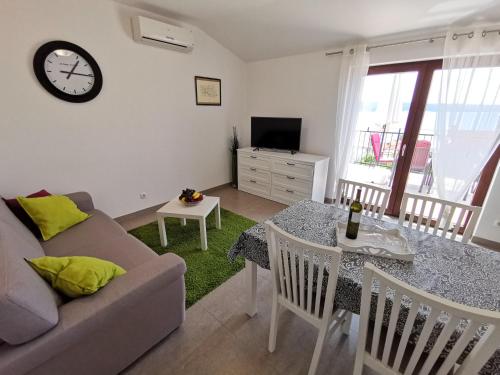 ANTON 2 Apartment with terrace and beautiful sea view