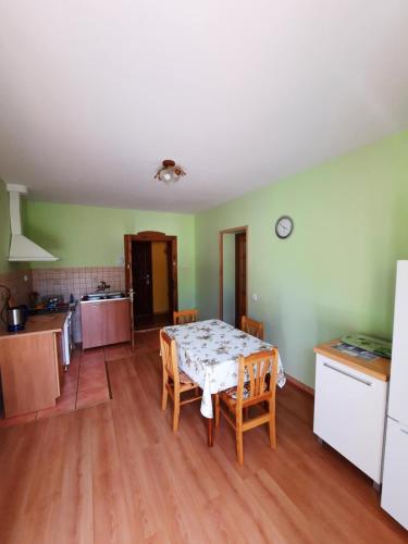 a kitchen and dining room with a table and chairs at Apartament Albion in Szklarska Poręba