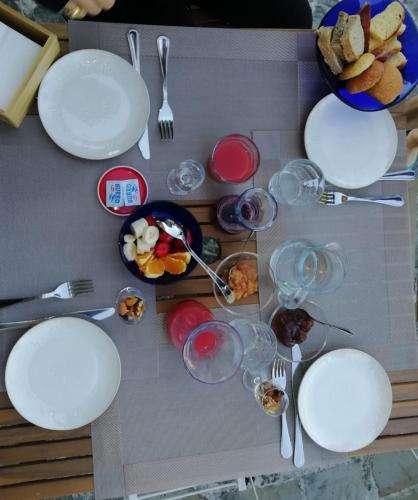 una tavola ricoperta di piatti e ciotole bianchi di Agriturismo Marcofrate, a Retreat in the Nature a Valtopina