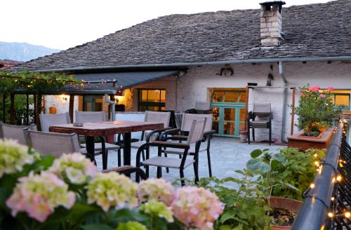 Nespecifikovaný výhled na hory nebo výhled na hory při pohledu z hostelu