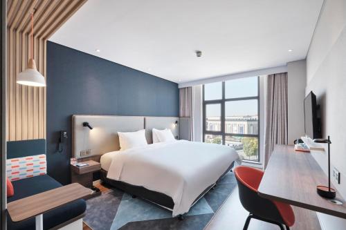 Postel nebo postele na pokoji v ubytování Holiday Inn Express Shanghai Hongqiao North by IHG