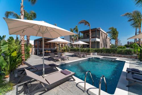 Πισίνα στο ή κοντά στο Palmeral Luxury Suites
