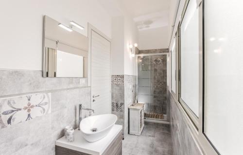 Bathroom sa Your Apartment Catania