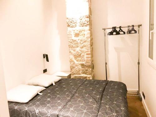 1 dormitorio con 1 cama en una habitación en Buffa Résidence, en Niza