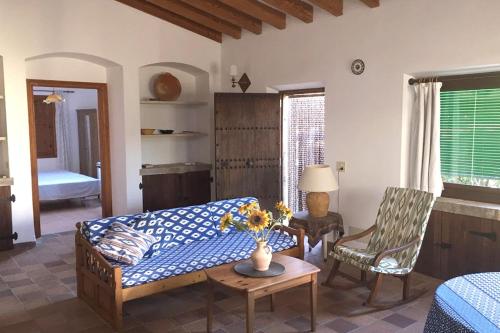 a living room with a couch and a table with flowers at Finca Las Tortugas in Campos