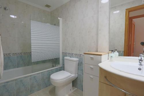 y baño con aseo, lavabo y bañera. en 053 - Altomar II 003 - comfortHOLIDAYS en Gran Alacant