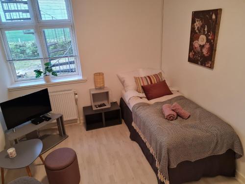 En eller flere senge i et værelse på Hotel Stokkegaarden's BnB & Apartments