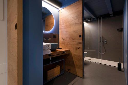 a bathroom with a sink and a shower at Agriturismo Le Grazie in Verona