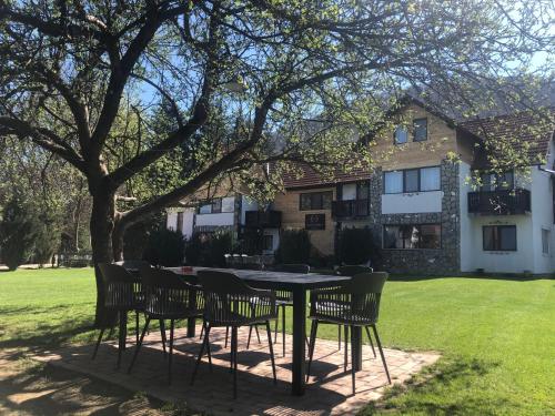 a table and chairs under a tree in a yard at Garden Retreat in Bran