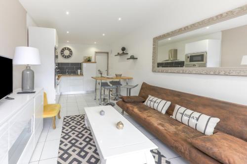 un salon avec un canapé et une table dans l'établissement Kerael, à Perros-Guirec