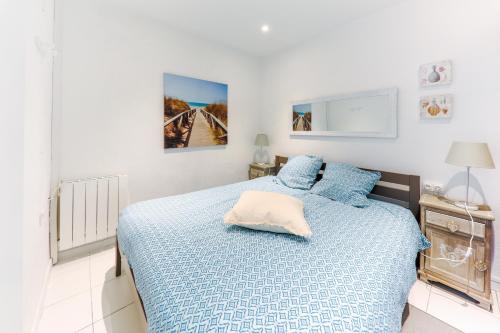 une chambre avec un lit avec une couette bleue dans l'établissement Kerael, à Perros-Guirec