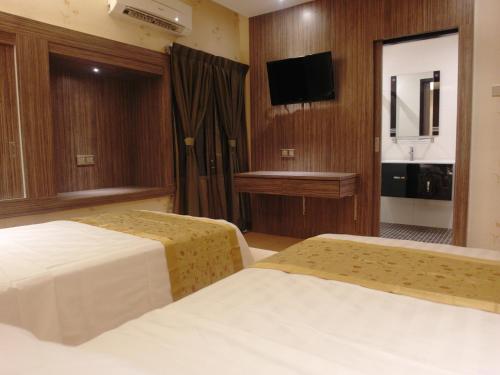 TV a/nebo společenská místnost v ubytování Mandarin Hotel Kota Kinabalu