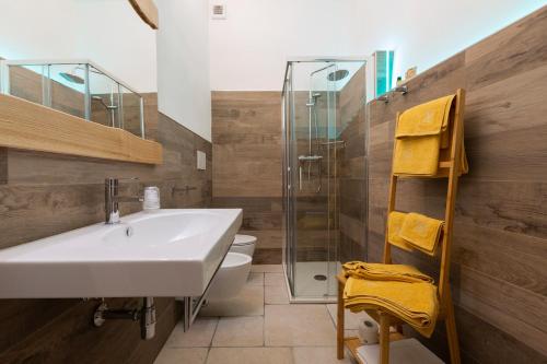 y baño con lavabo y ducha acristalada. en Terrae Rooms Rental, en Mesagne