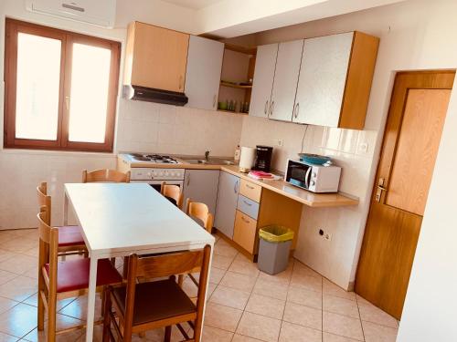 una pequeña cocina con mesa y microondas en Bibinje SeaSide Apartment, en Bibinje